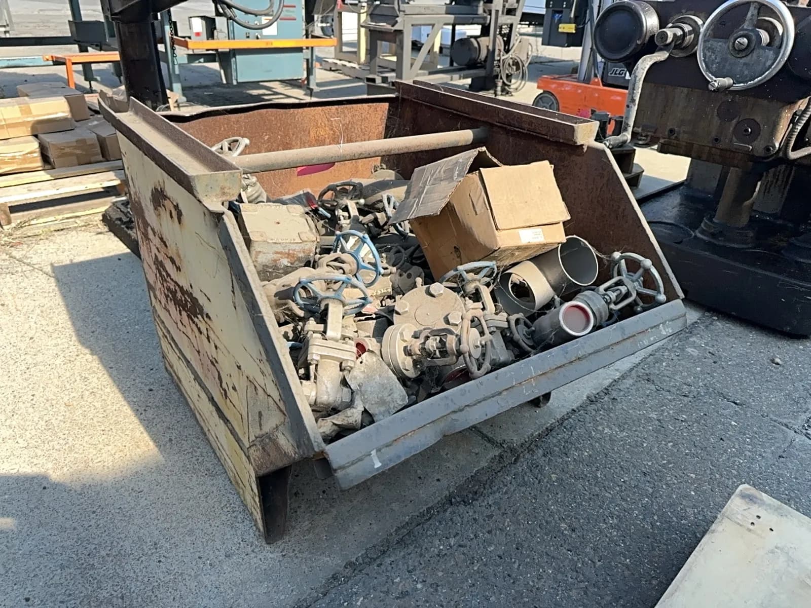hopper-of-assorted-ball-valves-e56275