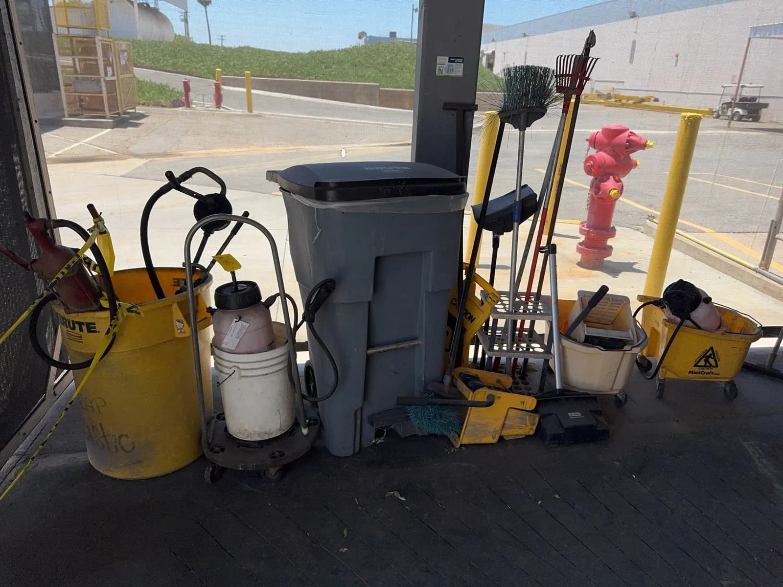 assorted-cleaning-supplies-rubbermaid-trash-bin-mop-buckets-sprayers-and-more-mqtuwmb1