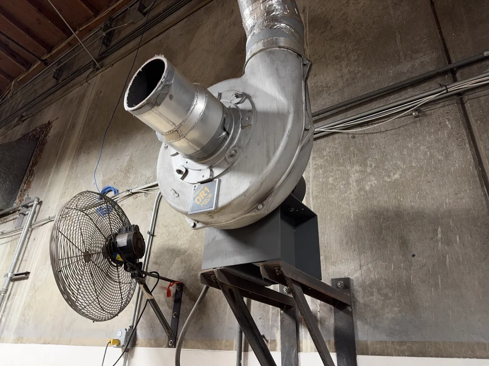 heavy-duty-supere-wall-mounted-air-blower-with-baldor-3hp-motor-mrjm8ayx
