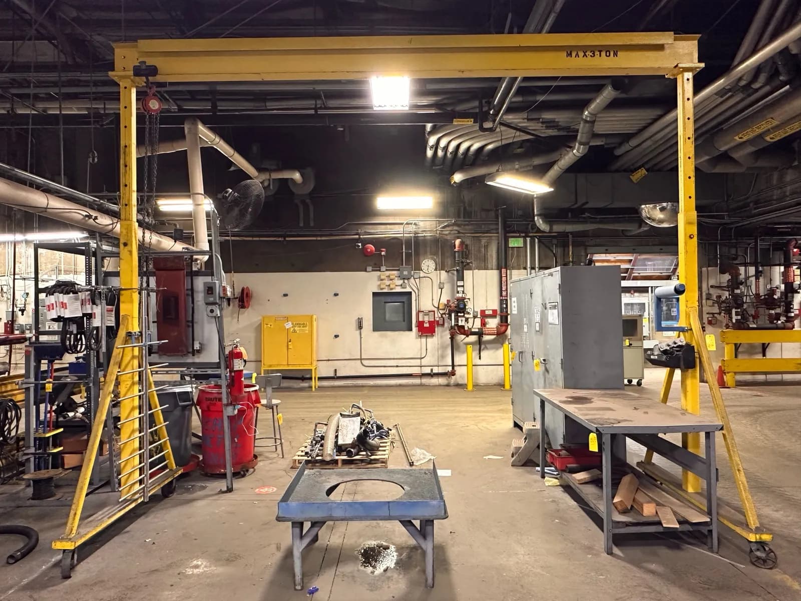 rolling-3-ton-gantry-with-chain-hoist-mr8jhrrd
