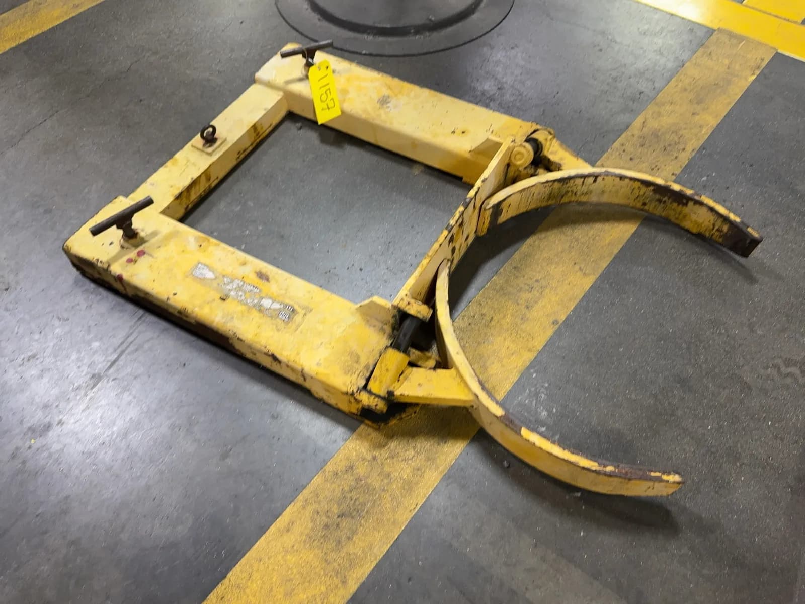 forklift-barrel-grabber-attachment-db282a