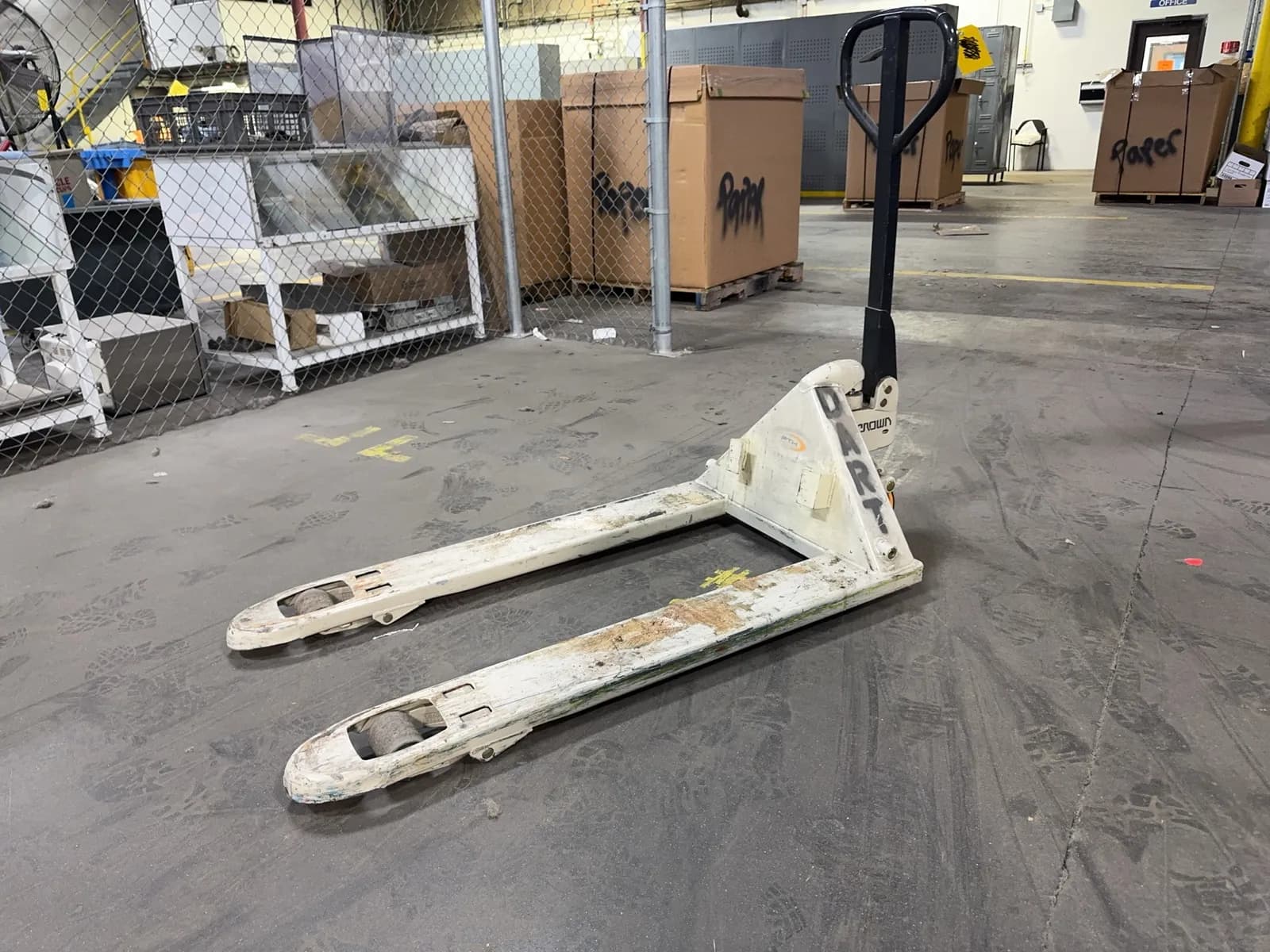 crown-5000lb-capacity-pallet-jack-mr8kdxn6