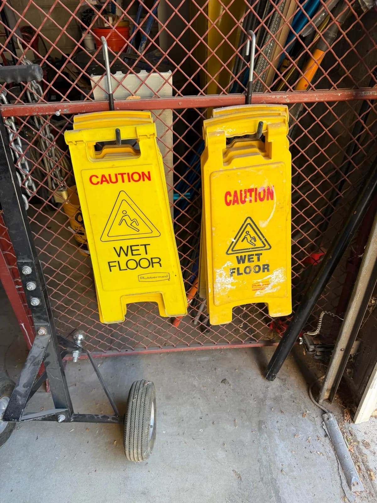 6-wet-floor-caution-signs-mr0typyi