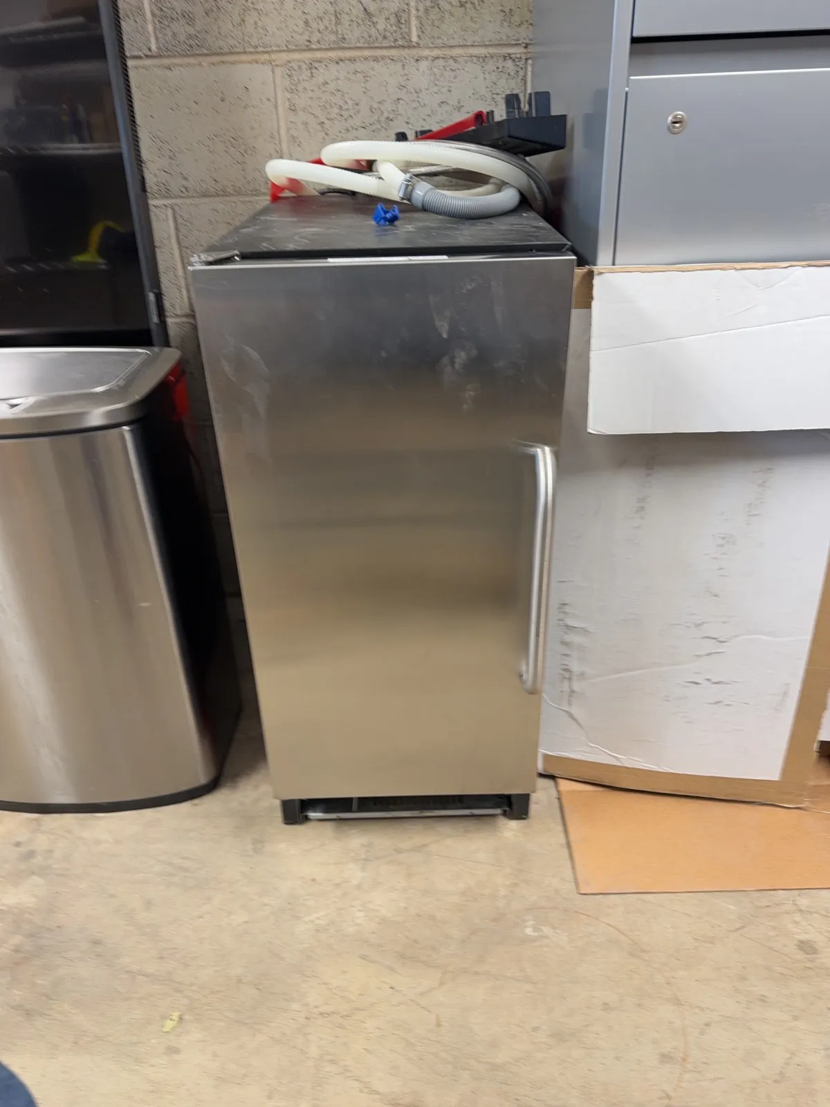 summit-compact-icemaker-9e2ba0