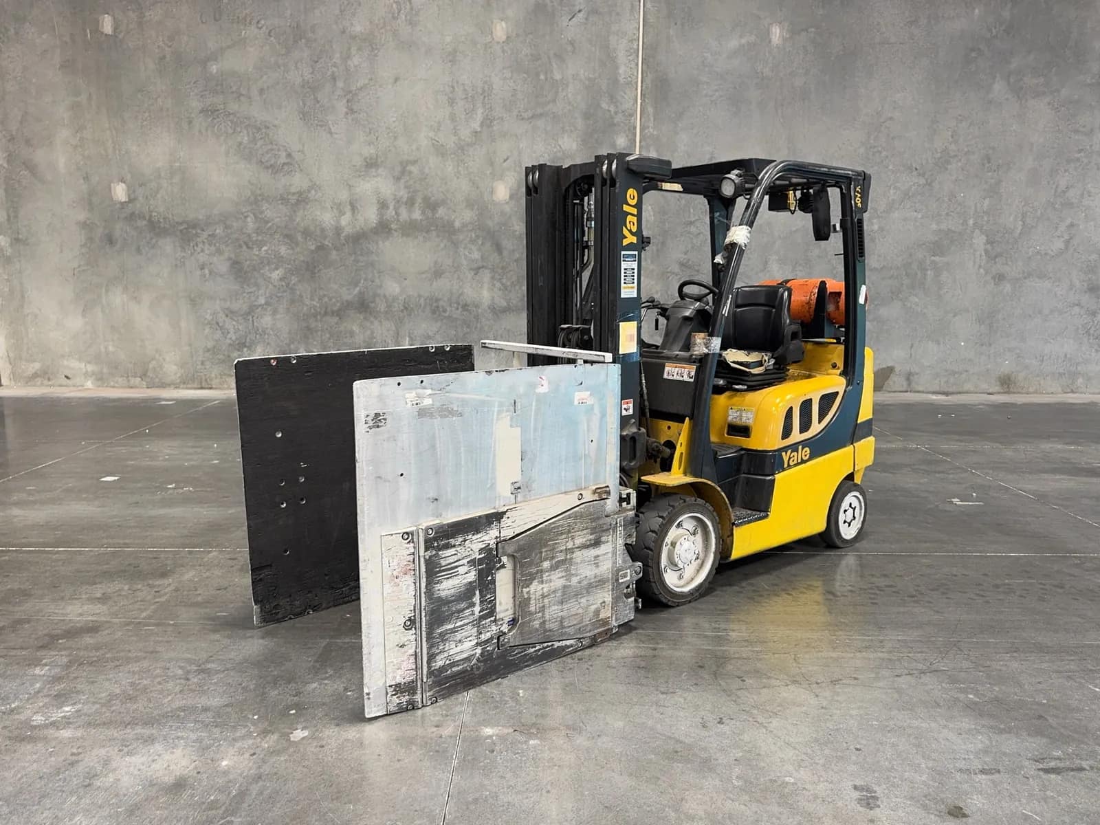 2011-yale-5000lb-capacity-propane-forklift-with-cascade-clamp-attachment-mrtfxg8h