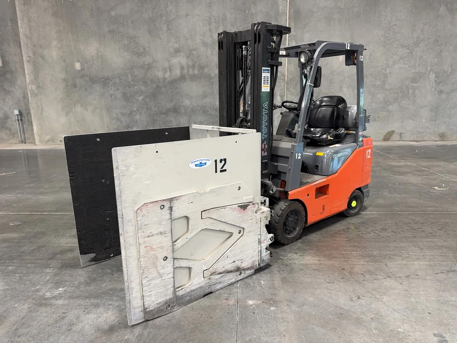 2011-toyota-4000lb-capacity-propane-forklift-with-cascade-clamp-attachment-mrtfwegv