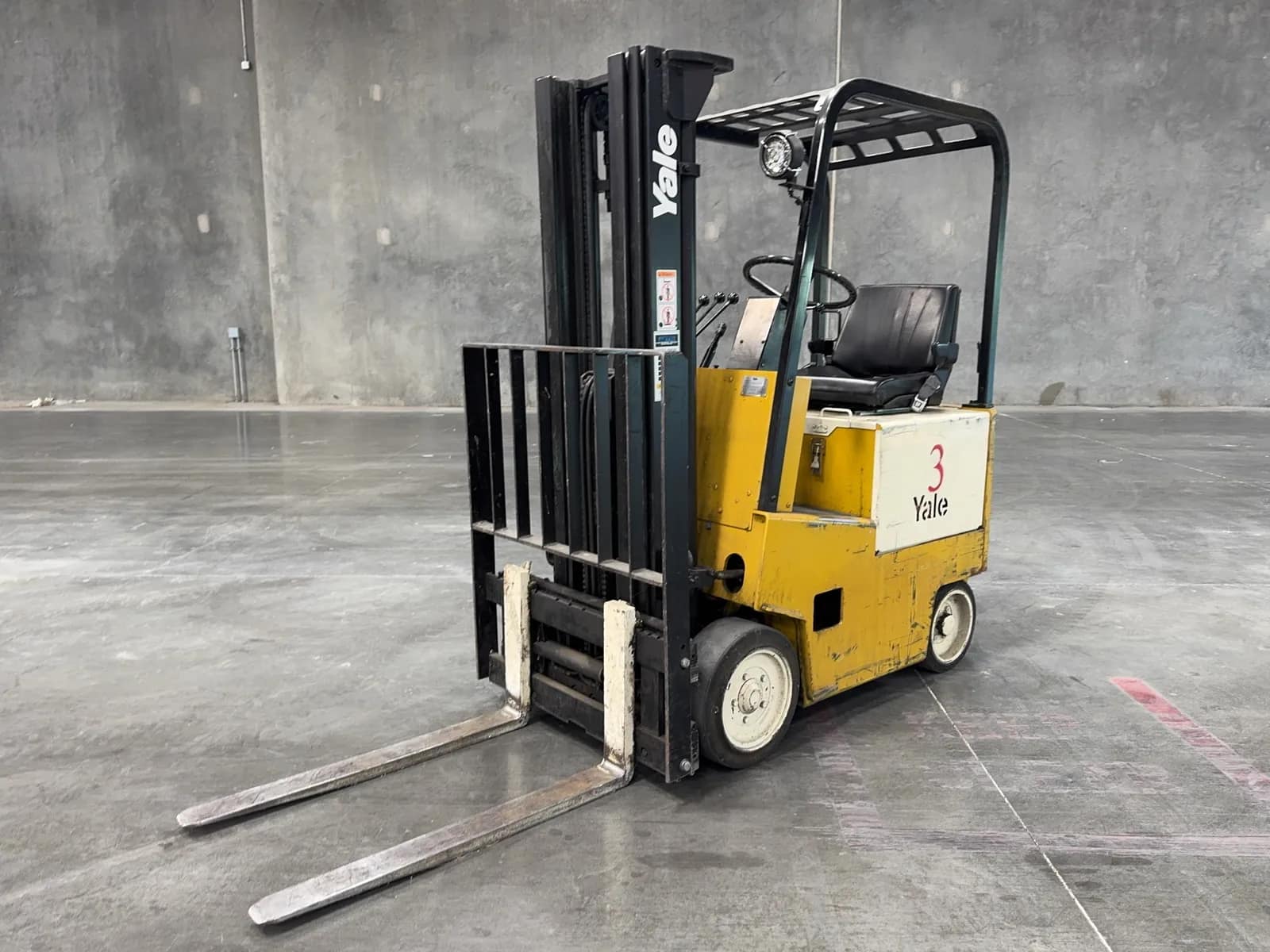 yale-3500lb-capacity-electric-forklift-mrtjjwl1