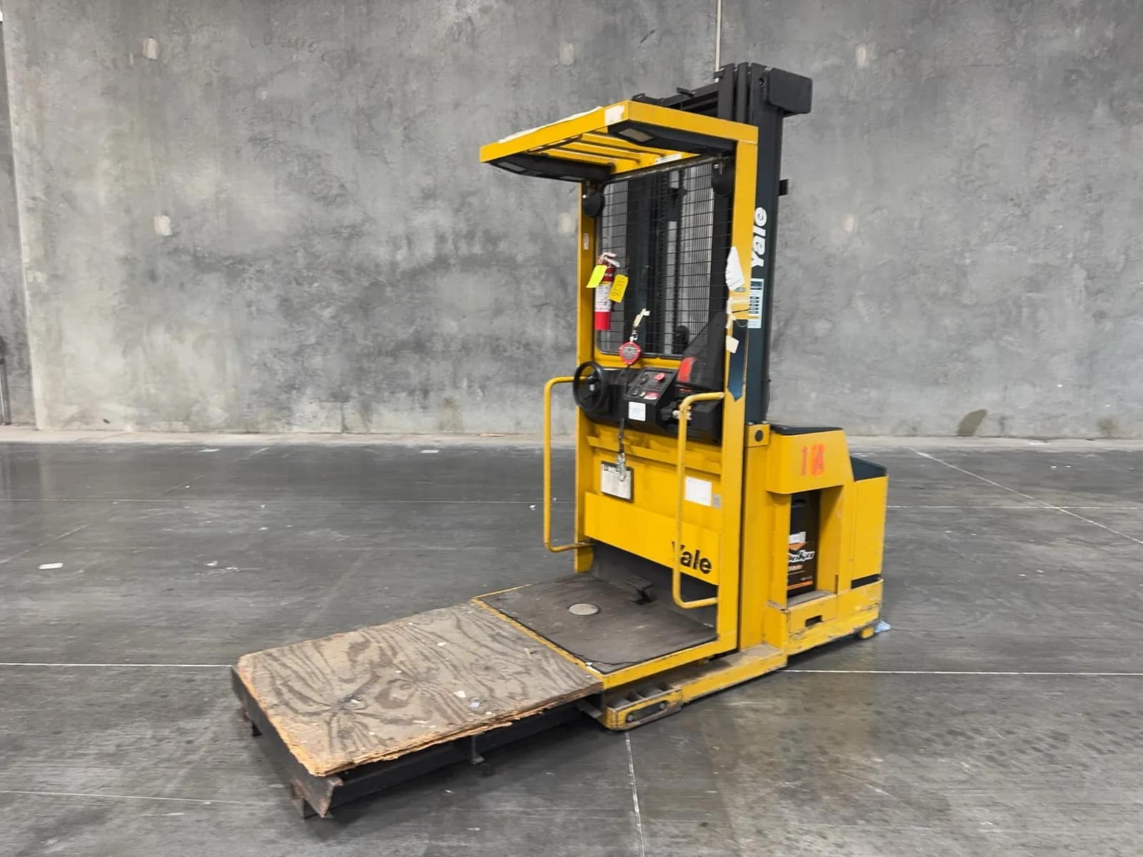 yale-3000lb-capacity-electric-cherry-picker-47d4ac