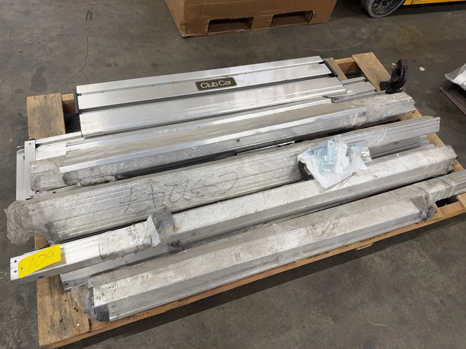 contents-of-pallet-assorted-club-car-tailgate-and-bed-panels-e40fc6