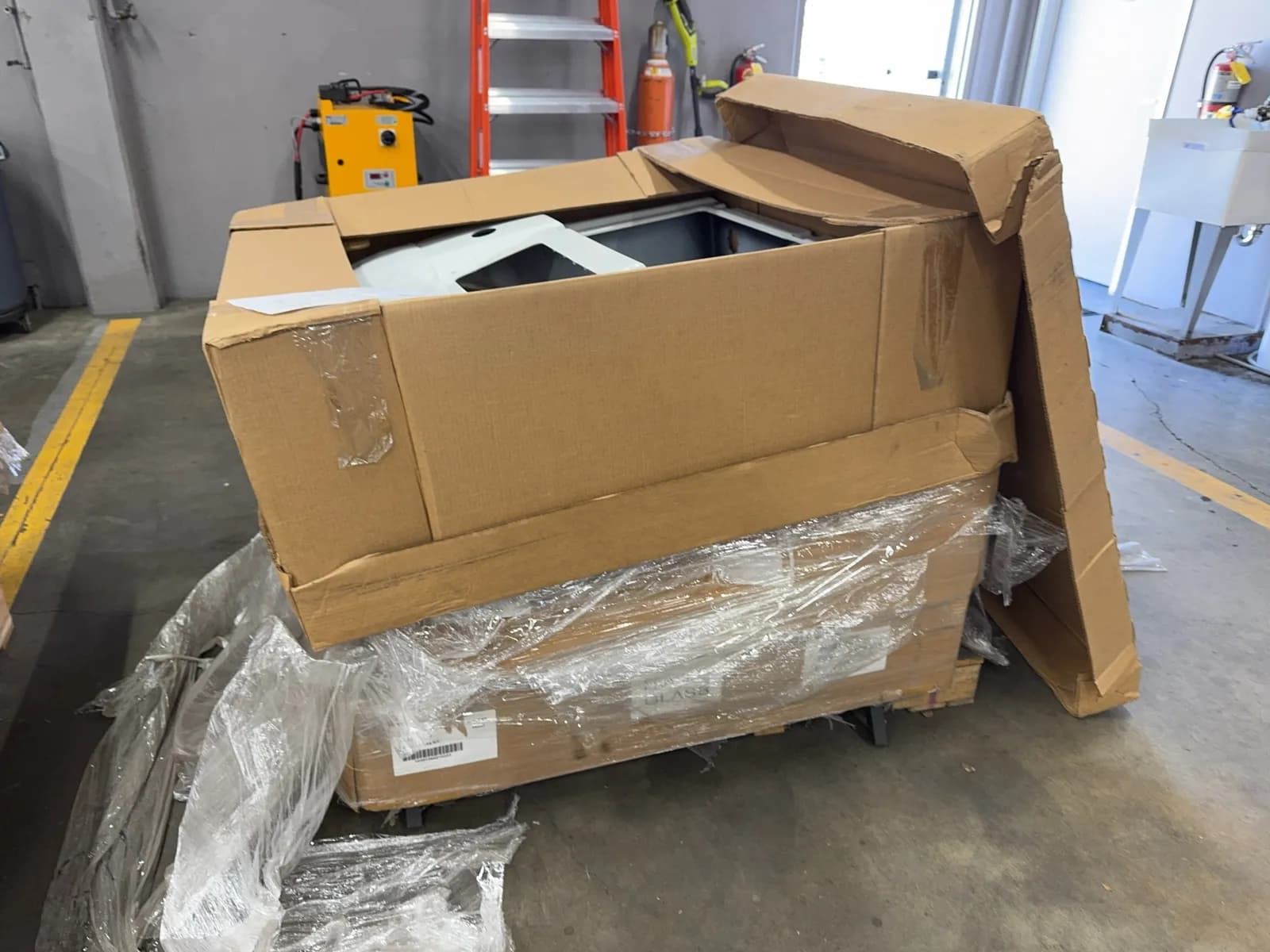 contents-of-pallet-club-car-body-parts-and-windshield-kits-0810b2