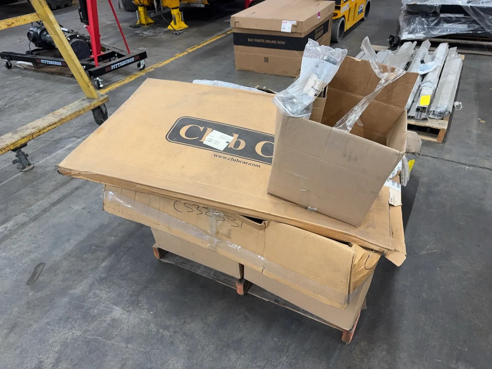 contents-of-pallet-club-car-body-parts-rear-fenders-windshields-hardware-control-units-brake-shows-and-shocks-132d80