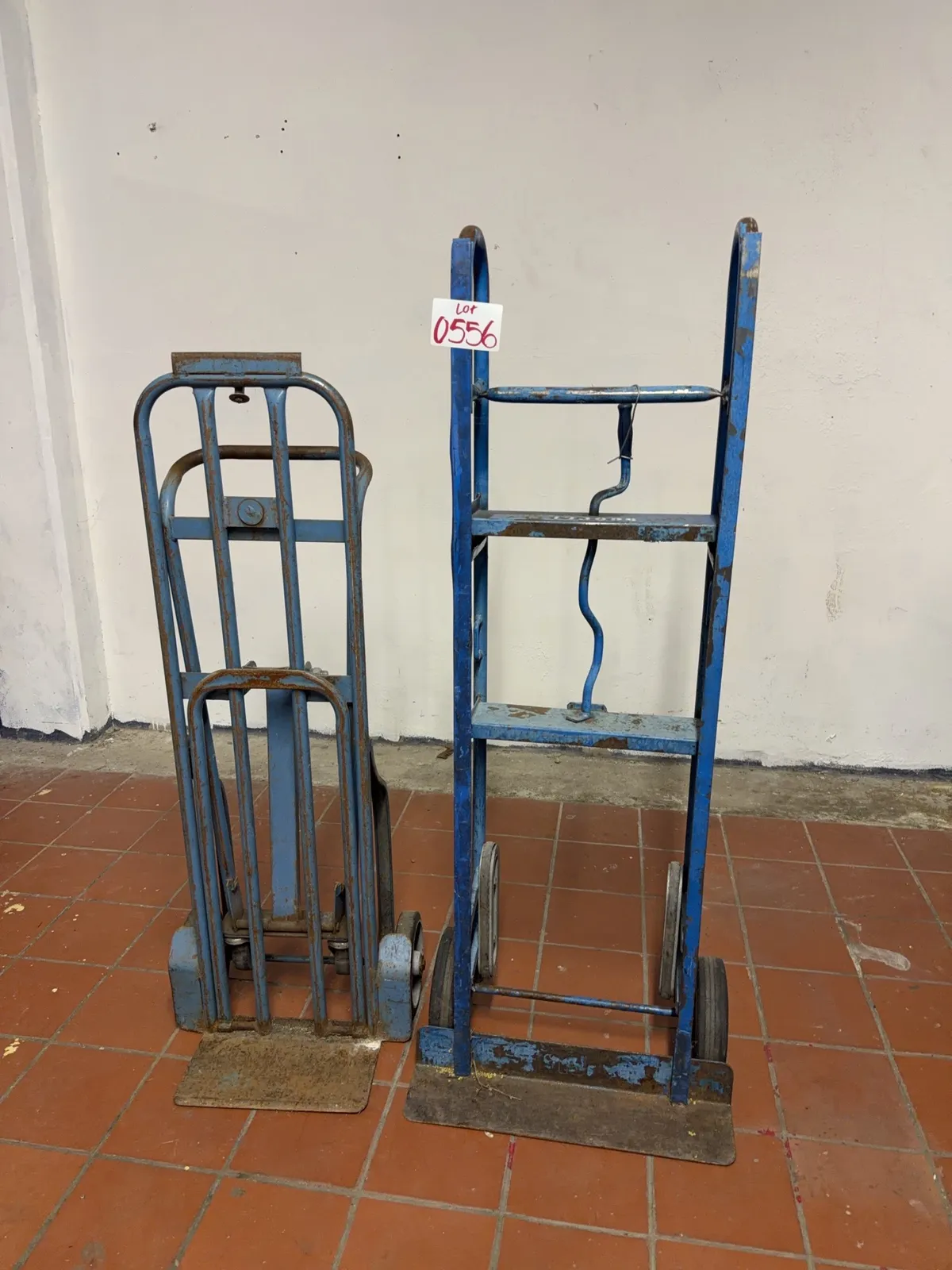 2-hand-trucks-mrjtefmd
