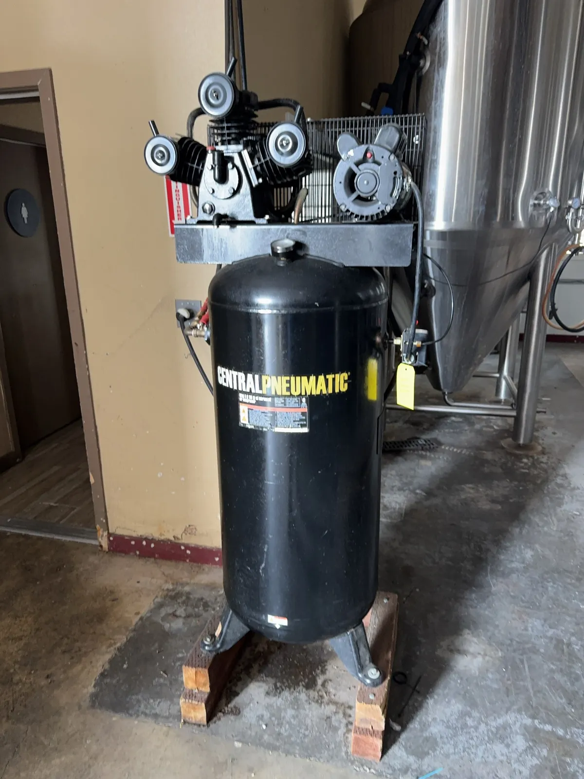 central-pneumatic-60-gallon-5-hp-air-compressor-9c16f9