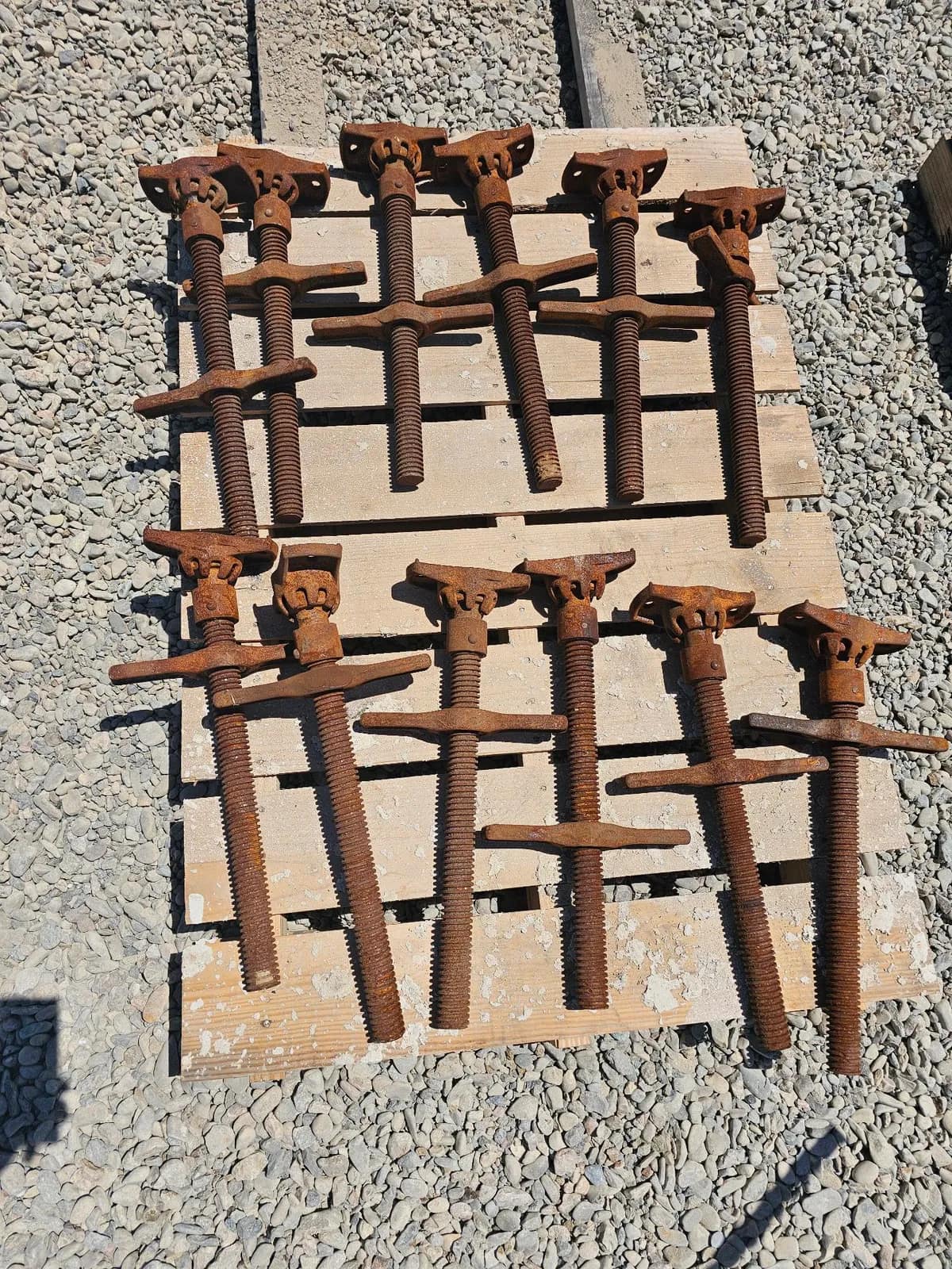 12-vintage-rusty-scaffolding-jacks-mry1cjpn