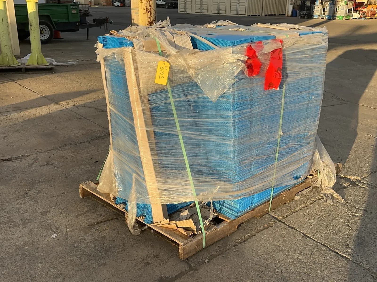 pallet-of-foldable-plastic-boxes-mrz5drme