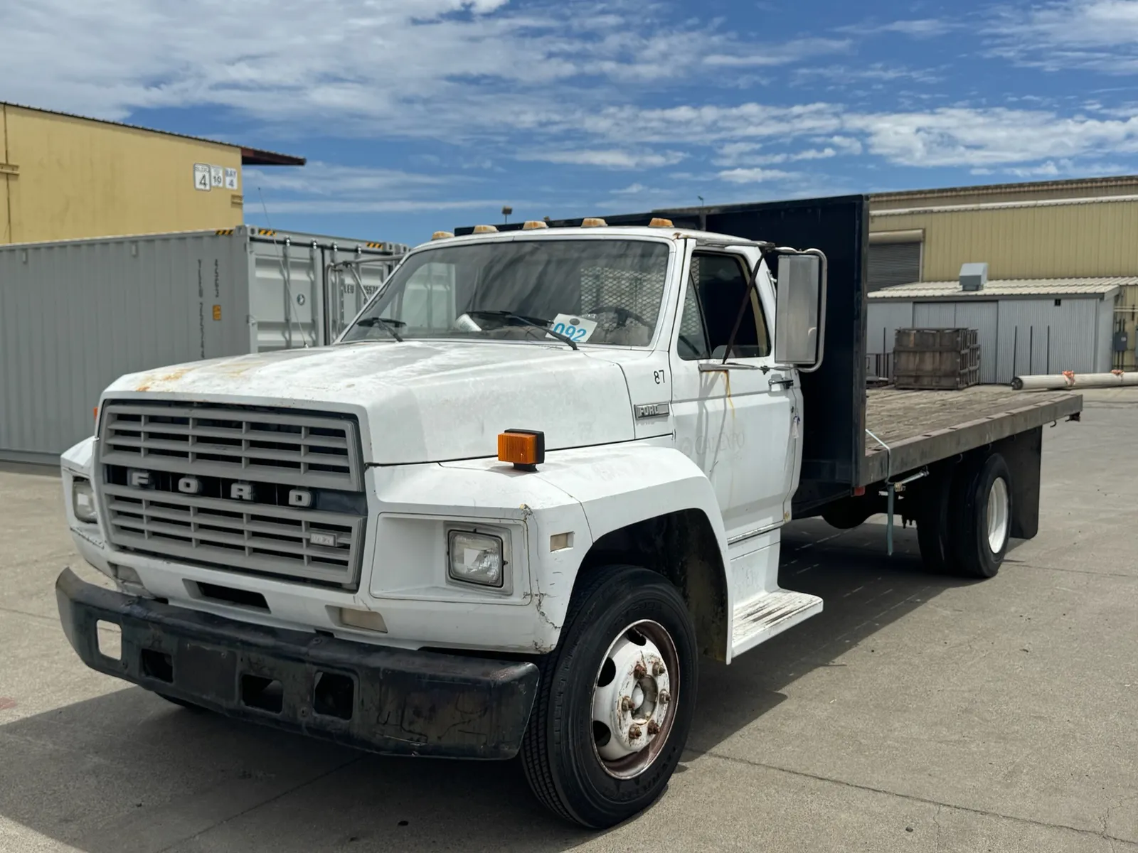 1984-ford-f-600-flatbed-truck-msgg0938