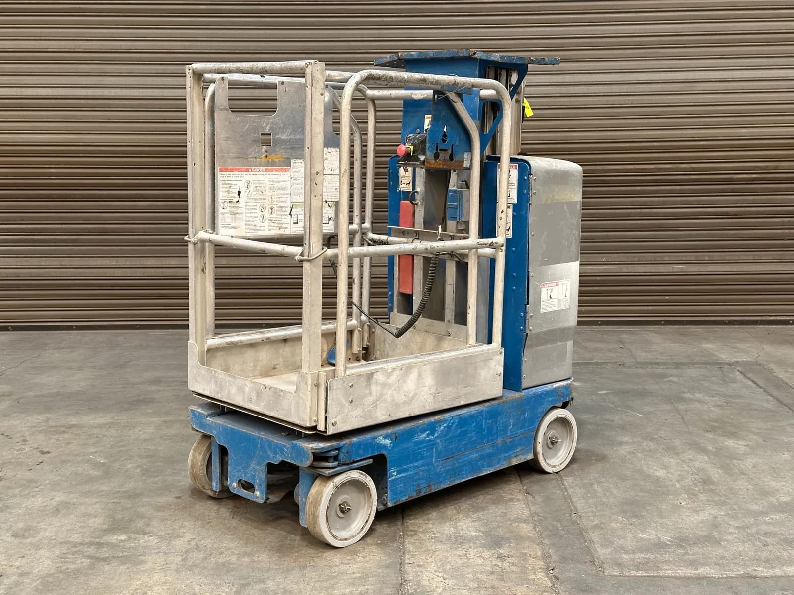 2008-genie-gr-12-vertical-mast-lift-mrv1adcv
