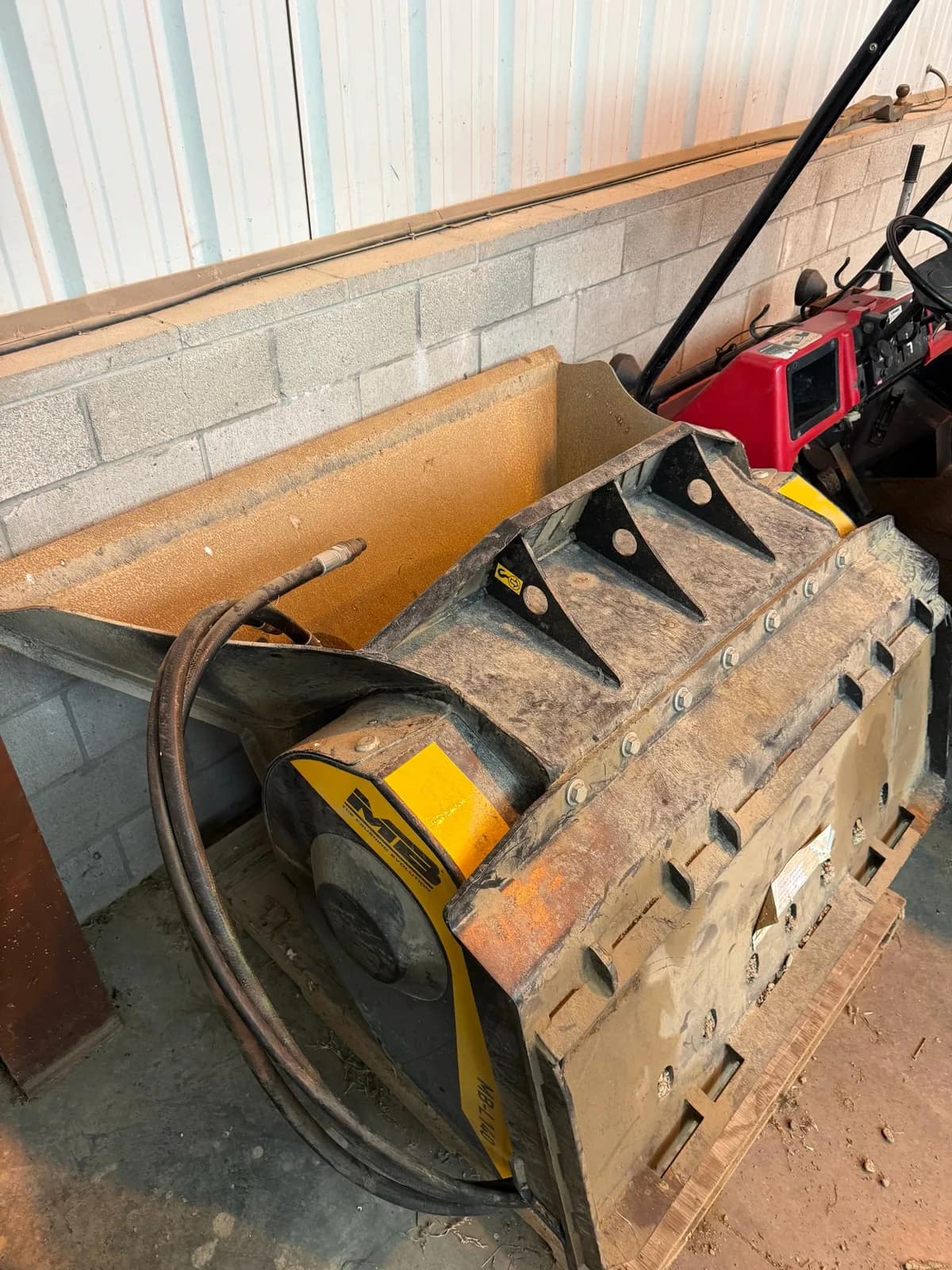 2017-mb-l140-crusher-bucket-with-mounting-bracket-and-hydraulic-hoses-msdss96p