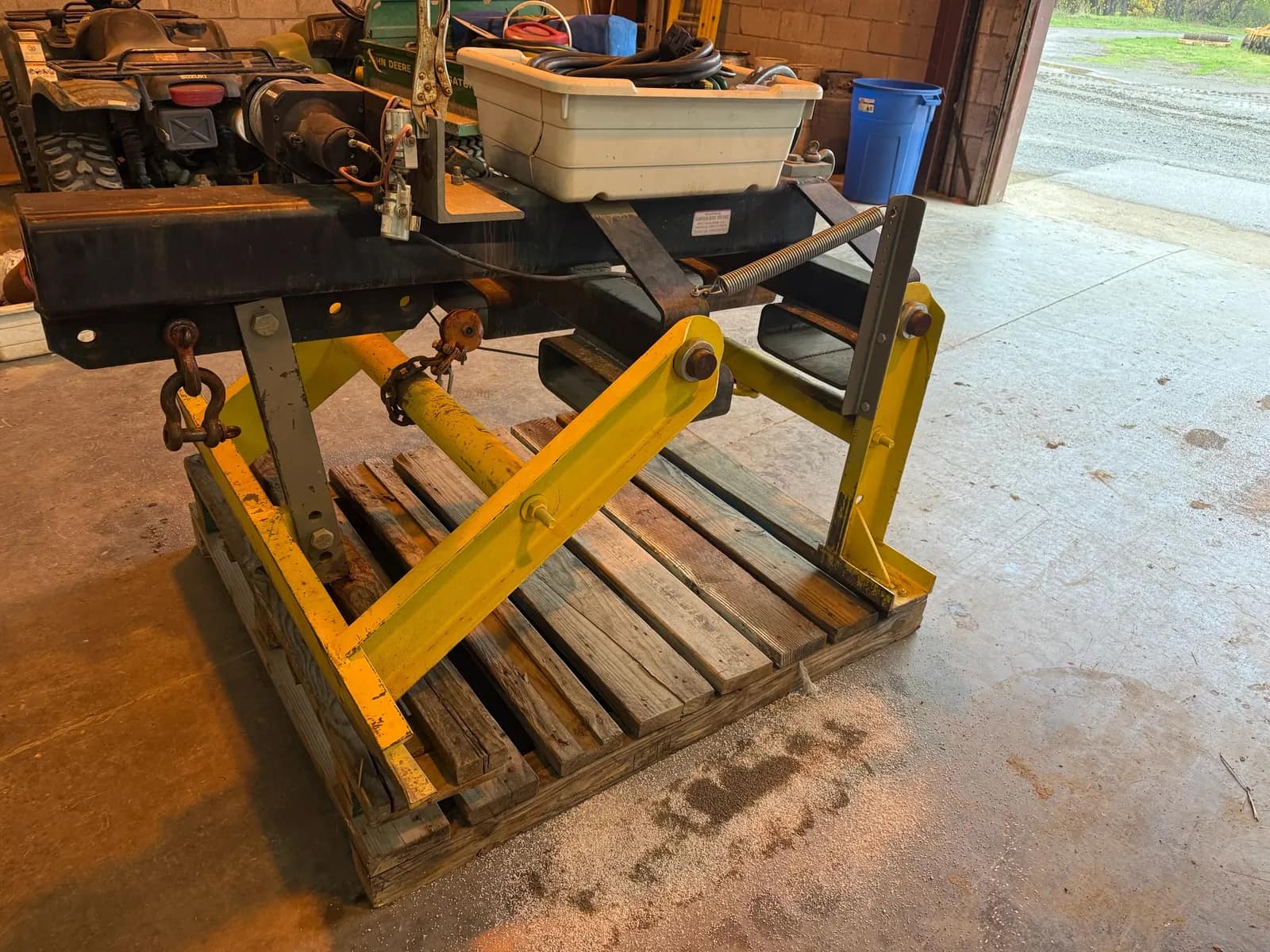 custom-grape-bin-hoist-msge97qk