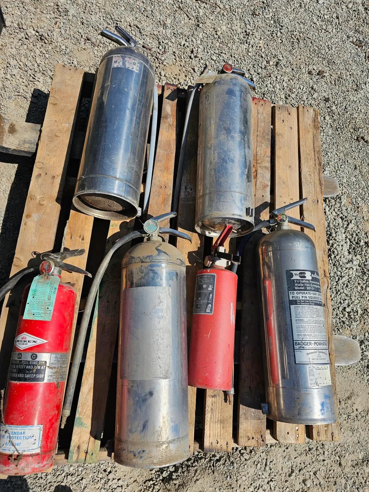 5-fire-extinguishers-on-wooden-pallet-mry2c8ed