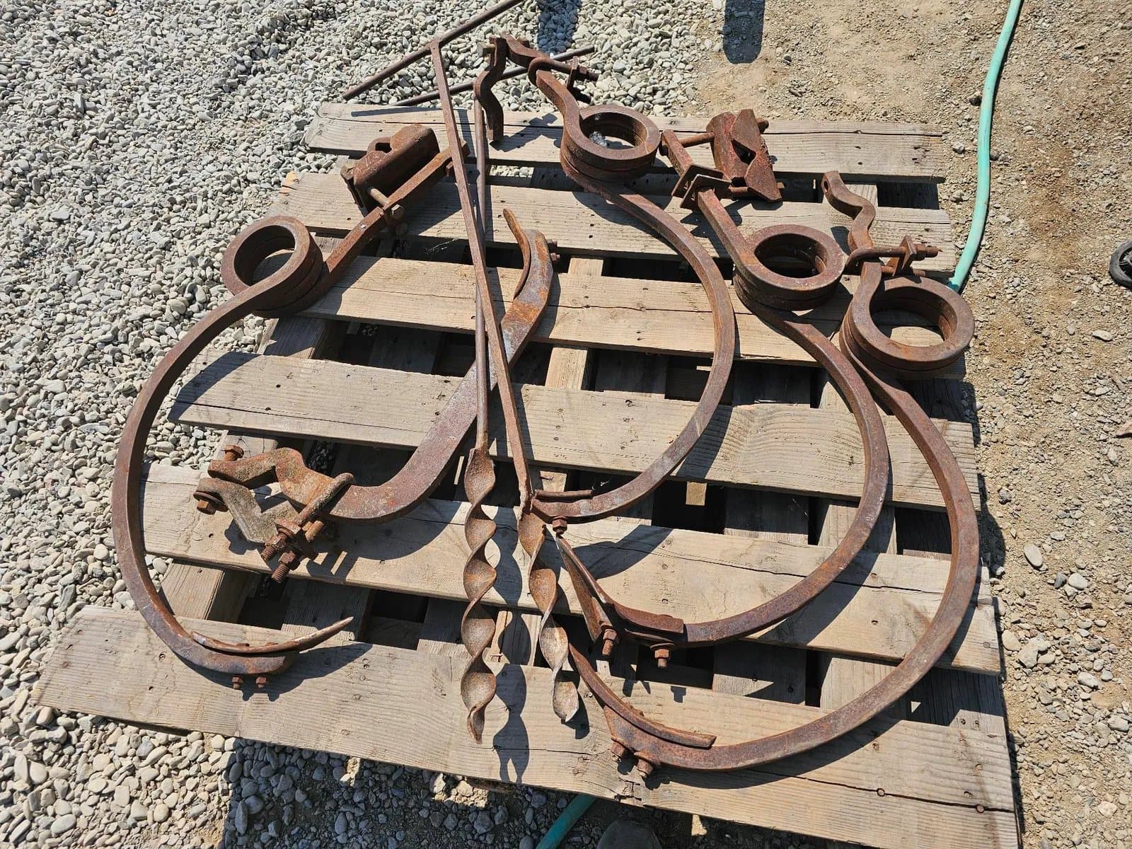 metal-farm-implements-and-tools-ms82fgyh