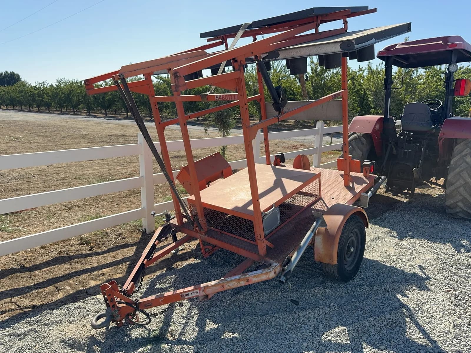 construction-signal-trailer-ms81os6w