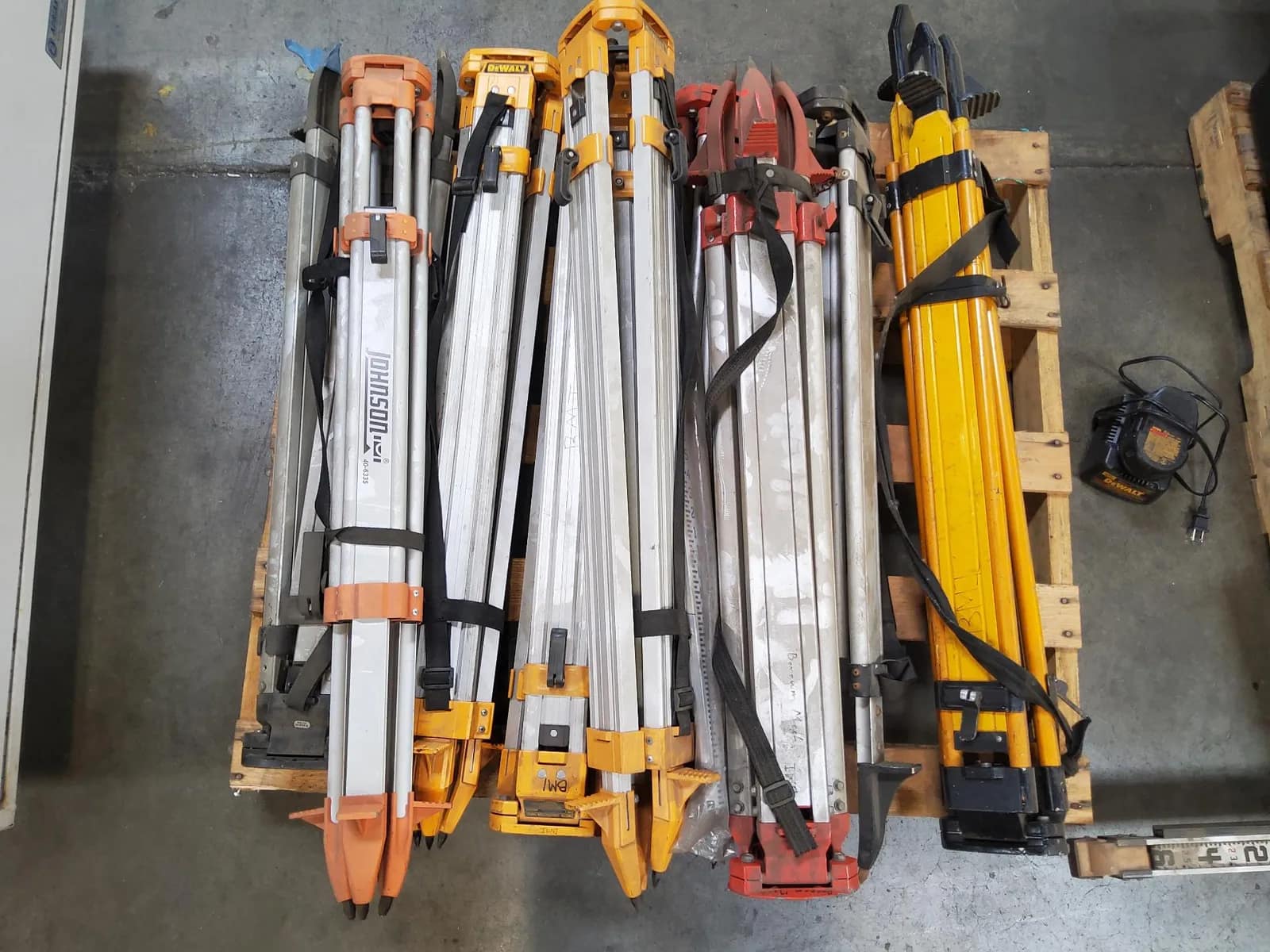 lot-of-assorted-surveying-equipment-mt0hccfy