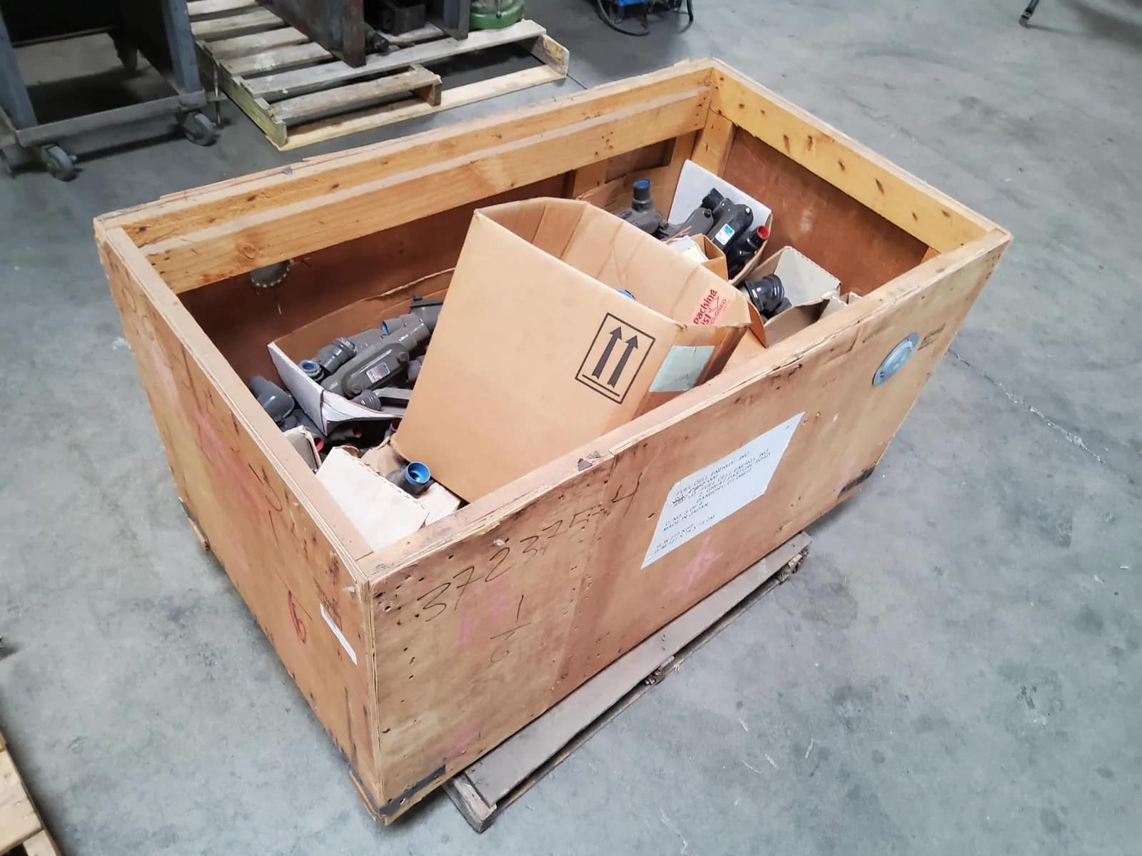 crate-of-assorted-robroy-conduit-fittings-msnpix66