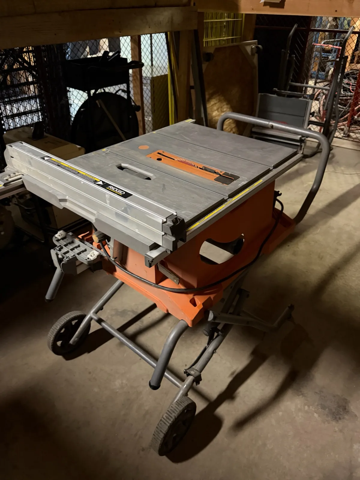 ridgid-table-saw-with-stand-and-adjustable-fence-msz5t88i