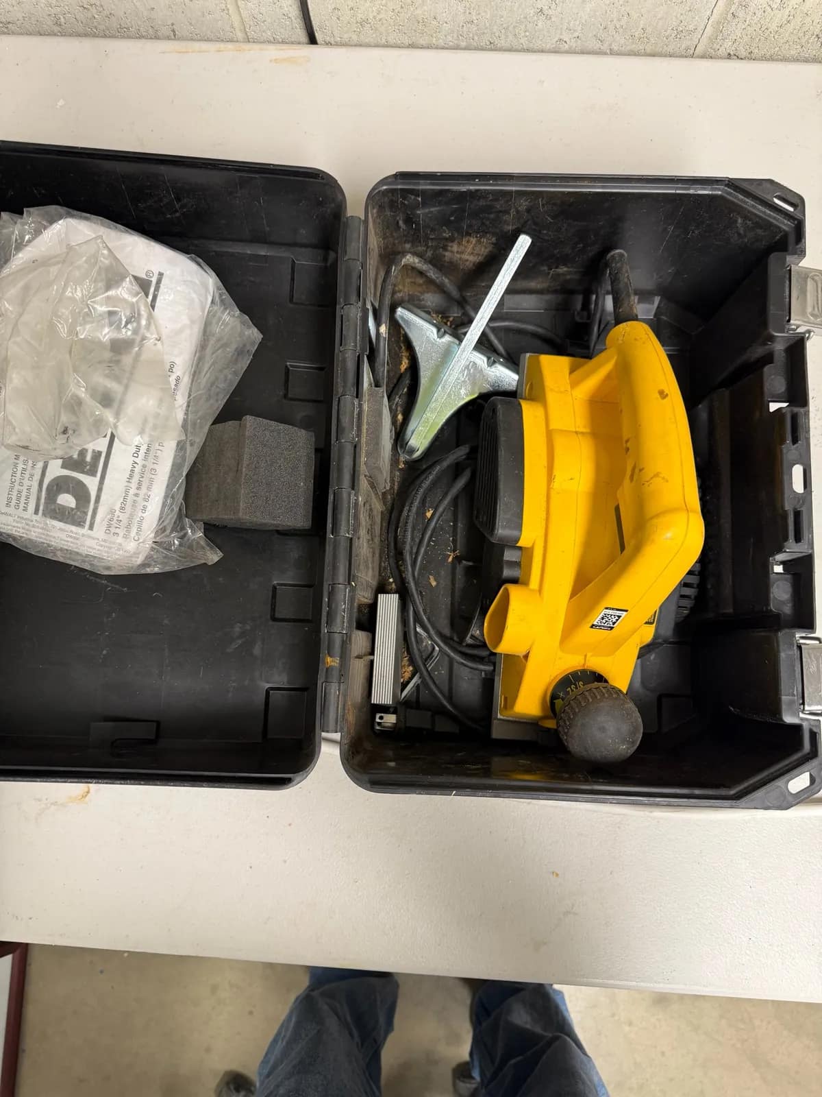 dewalt-electric-planer-with-carrying-case-and-accessories-4af415