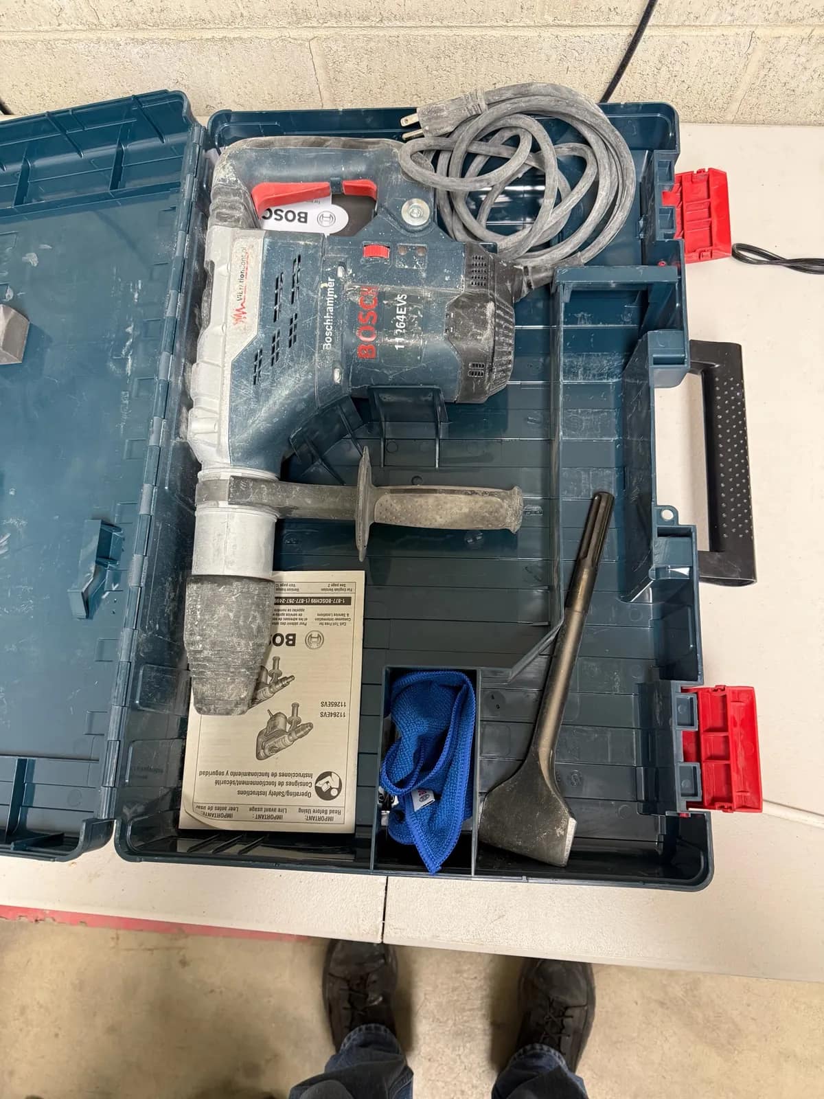 bosch-rotary-hammer-drill-kit-with-case-and-accessories-f4fc70