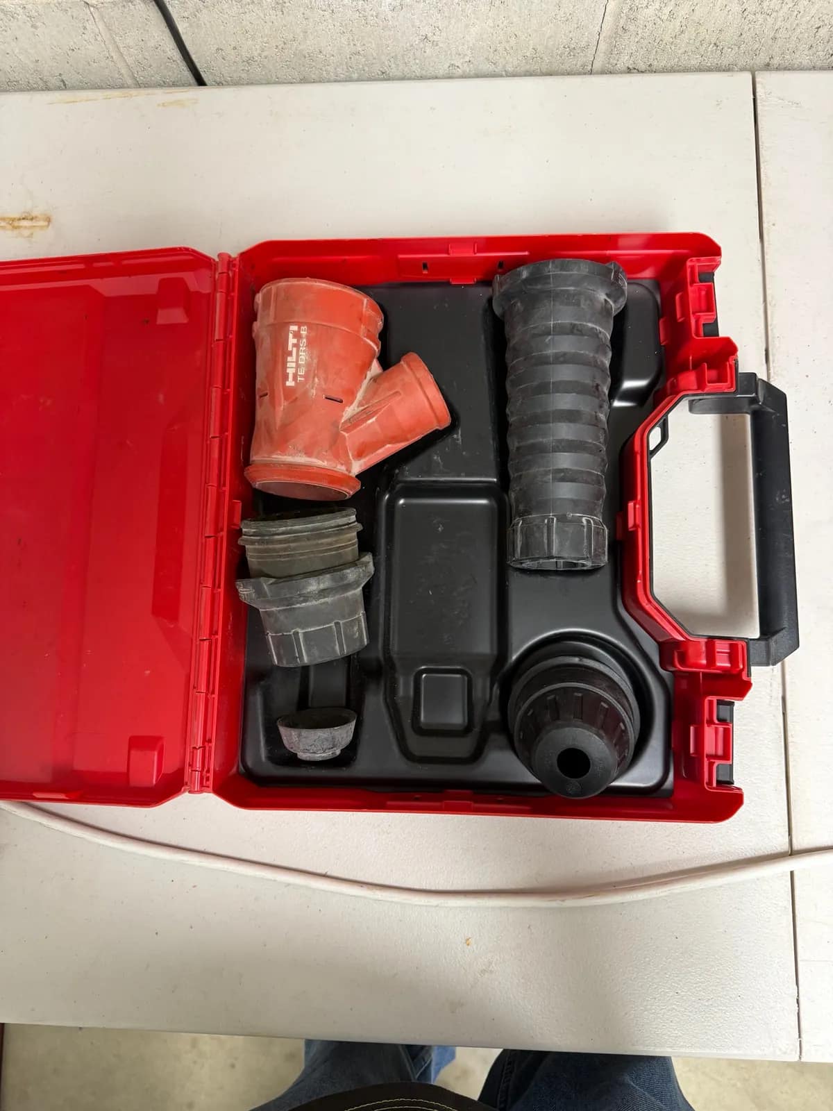 milwaukee-tool-accessory-case-with-various-hoses-and-adaptors-msz1ylfi