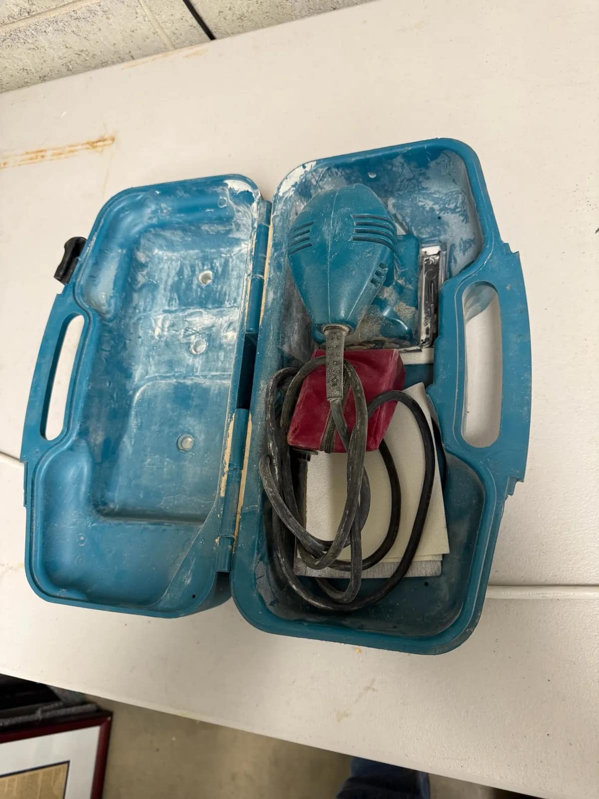 handheld-electric-sander-with-carrying-case-2d1a5e