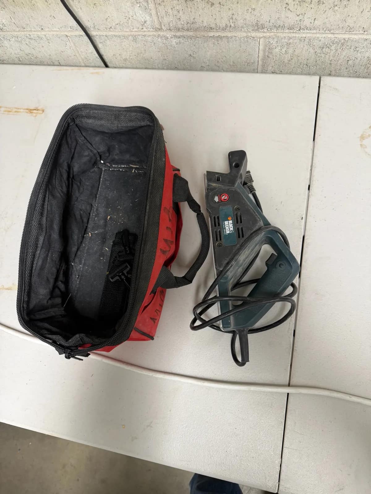 black-and-decker-planer-with-red-tool-bag-ms6a4sg3