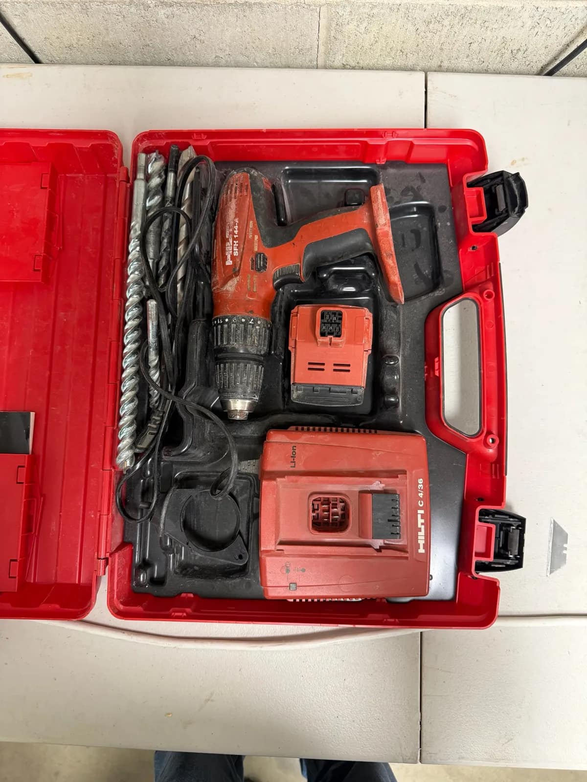 milwaukee-cordless-drill-set-with-battery-and-accessories-09987e