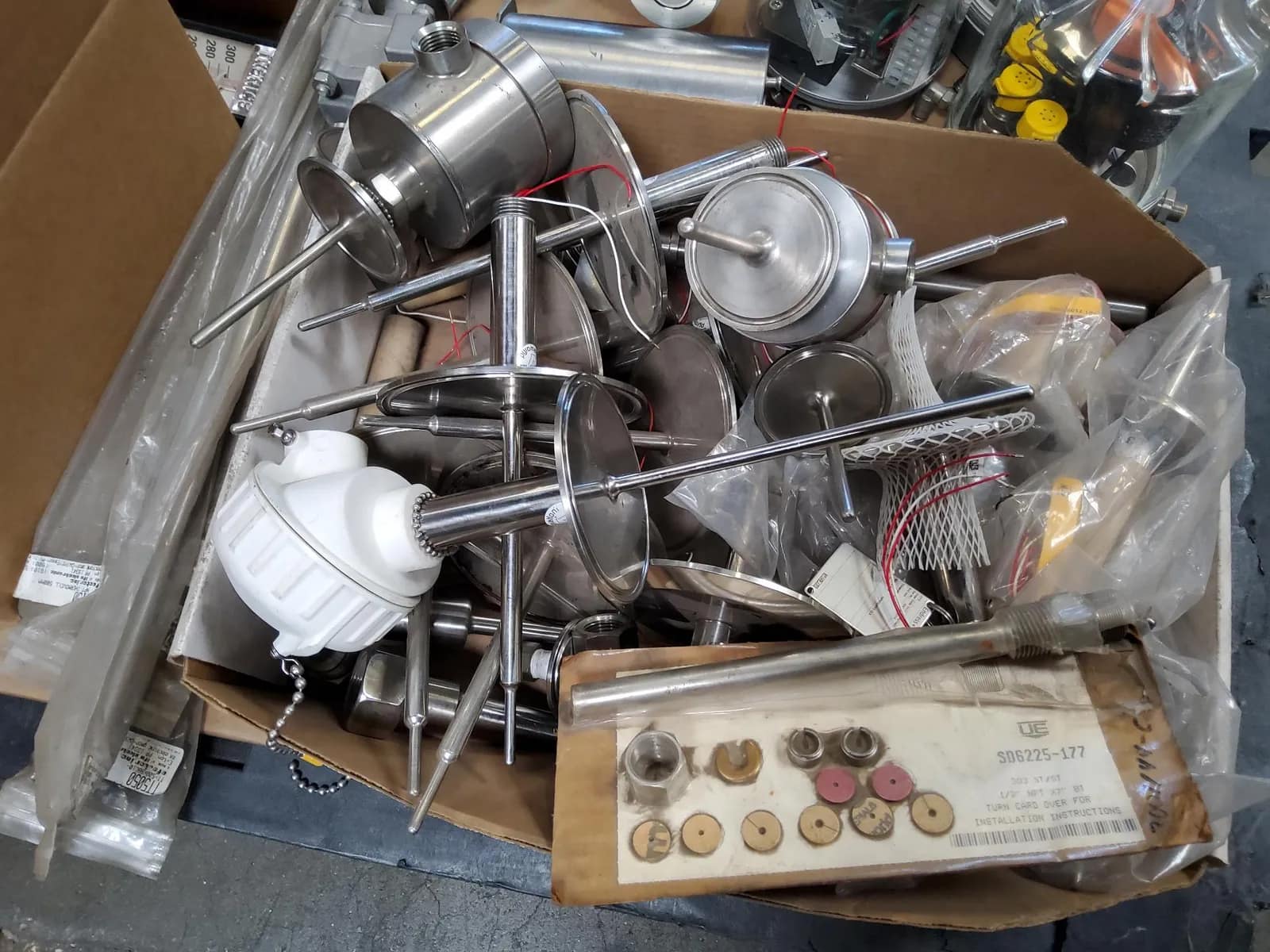 assorted-instruments-and-valves-ad6701