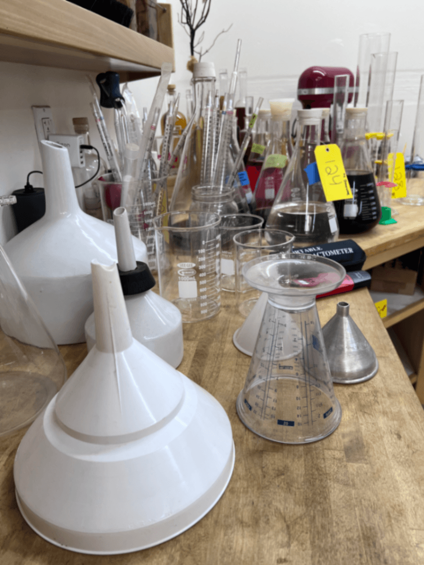 laboratory-equipment-erlenmeyer-flasks-beakers-refractometer-more-mixer-not-included-mssdd1c3