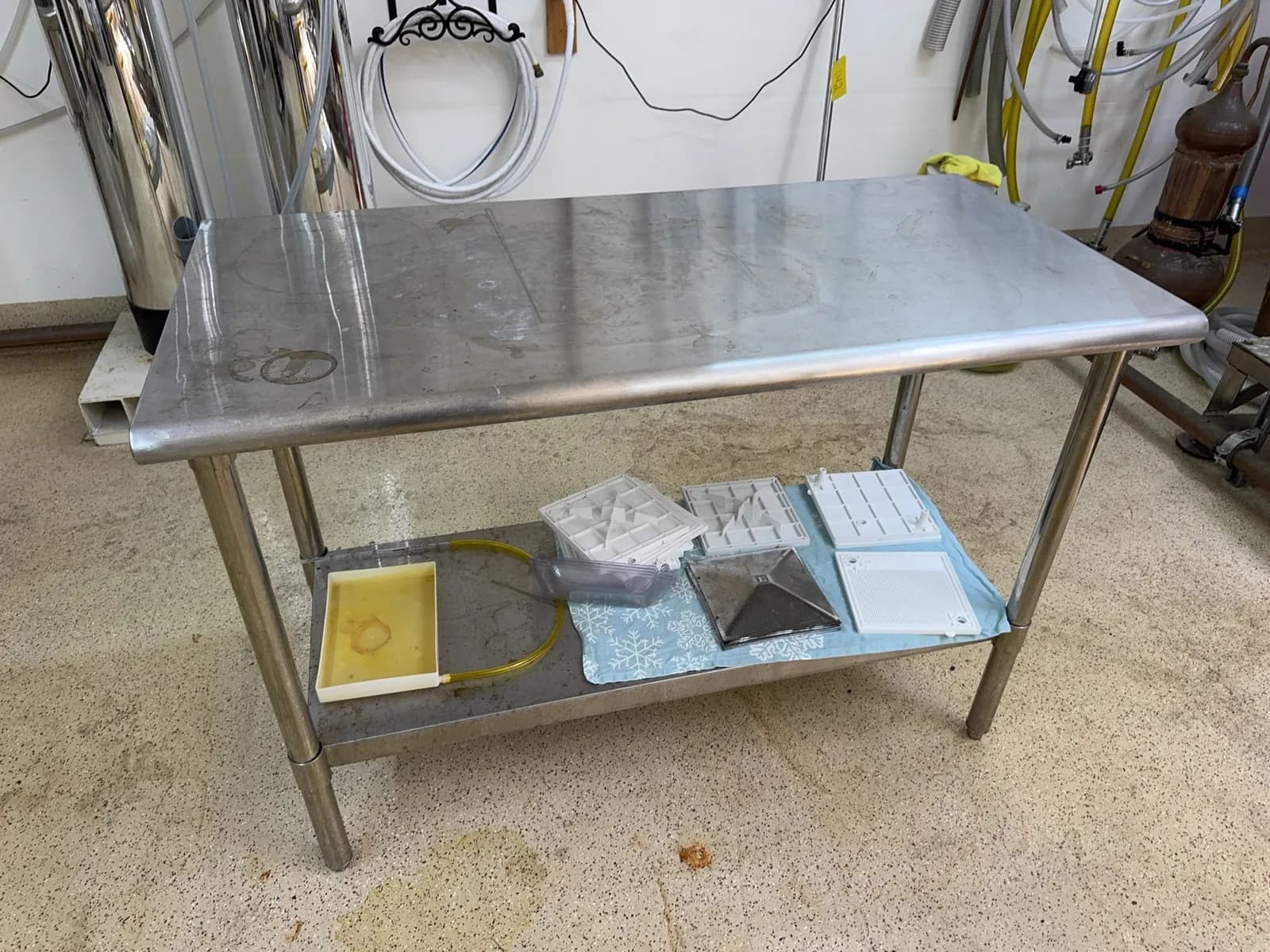 4-stainless-steel-table-contents-not-included-0f2a82