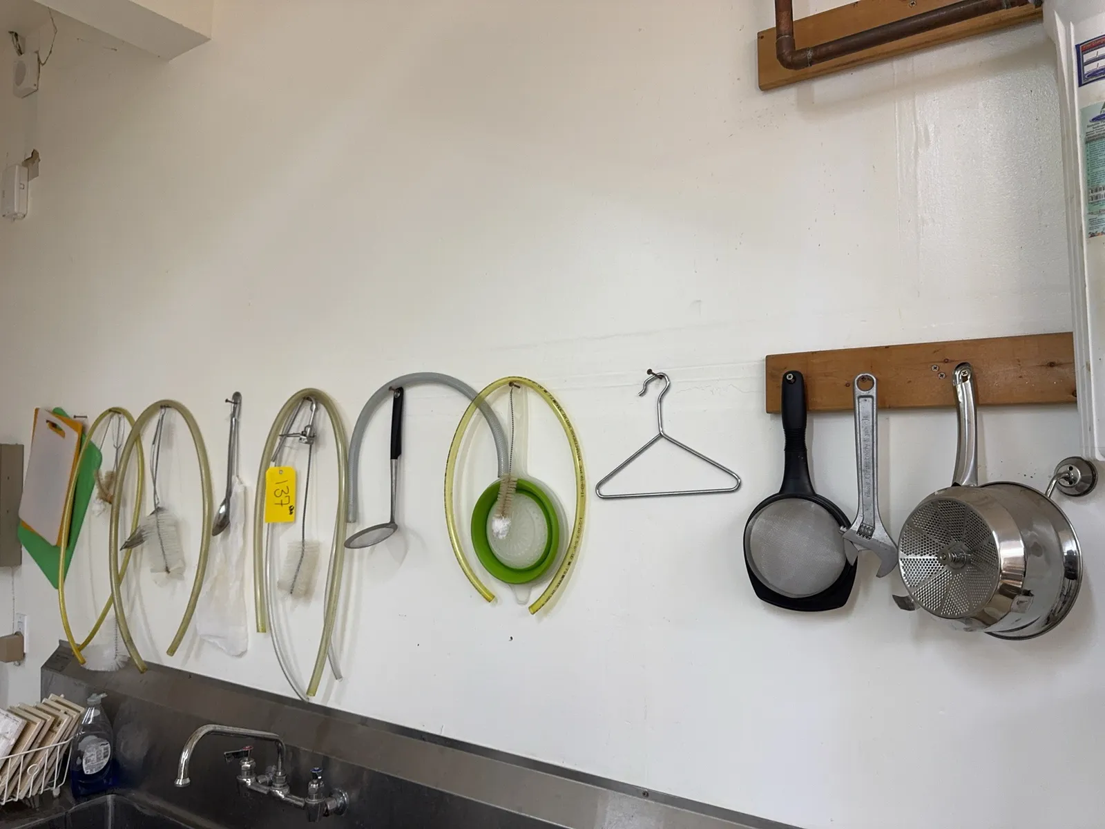 contents-of-wall-hoses-ladles-cutting-boards-and-strainers-ms99zhos