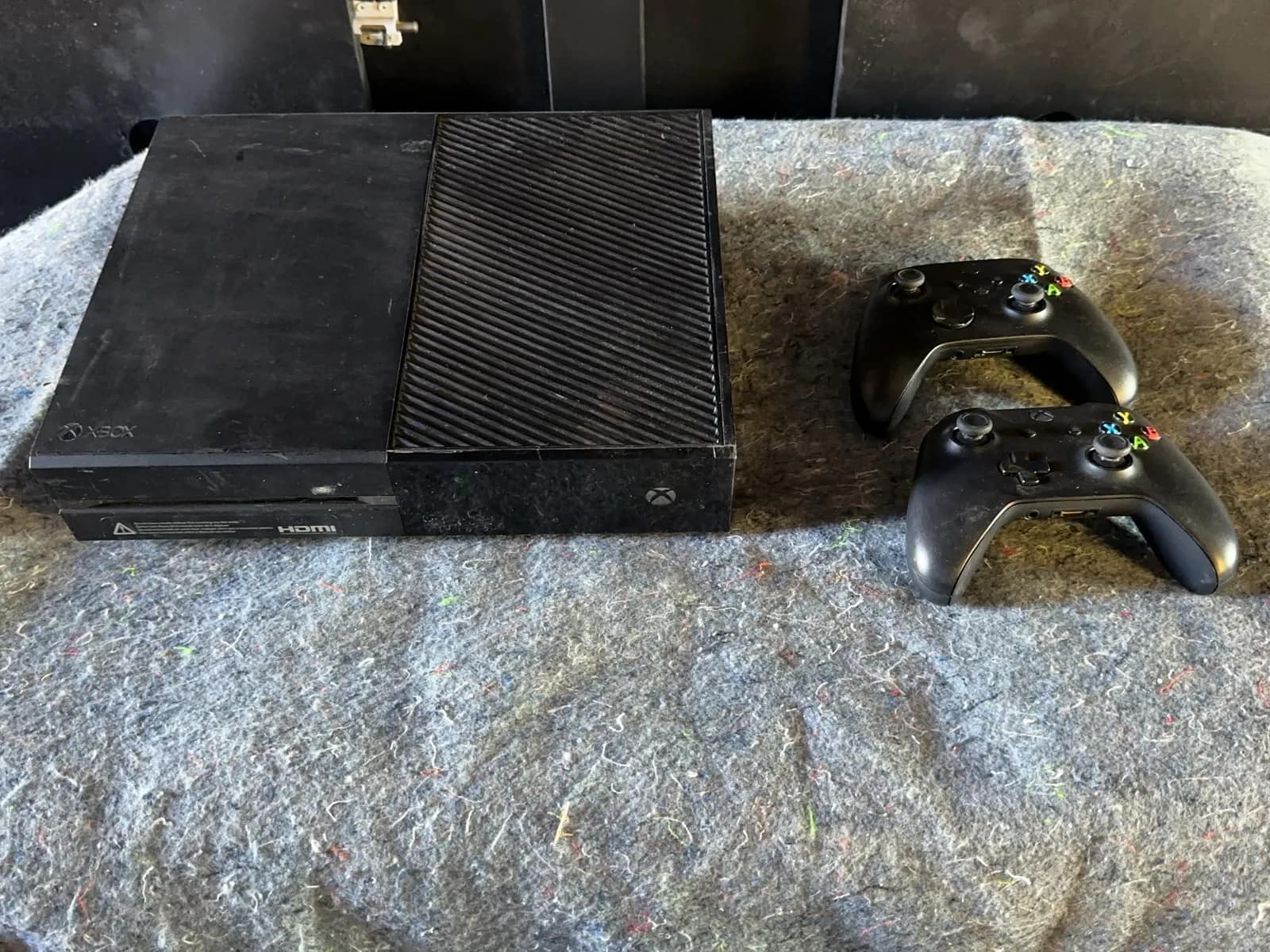 xbox-one-console-with-2-controllers-4dafb9