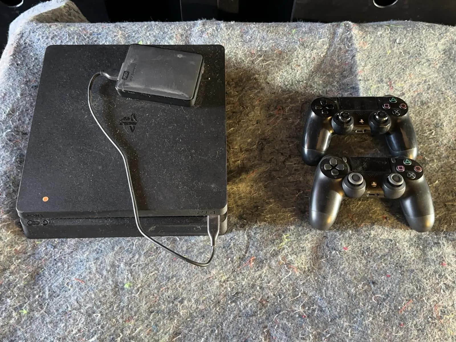 ps4-console-with-2-controllers-included-c3b739