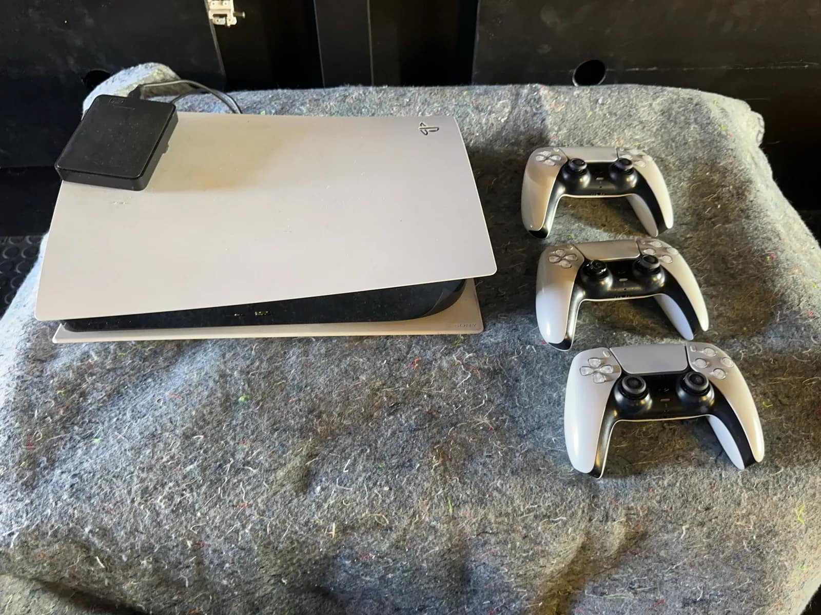 ps5-console-with-3-controllers-included-34a976