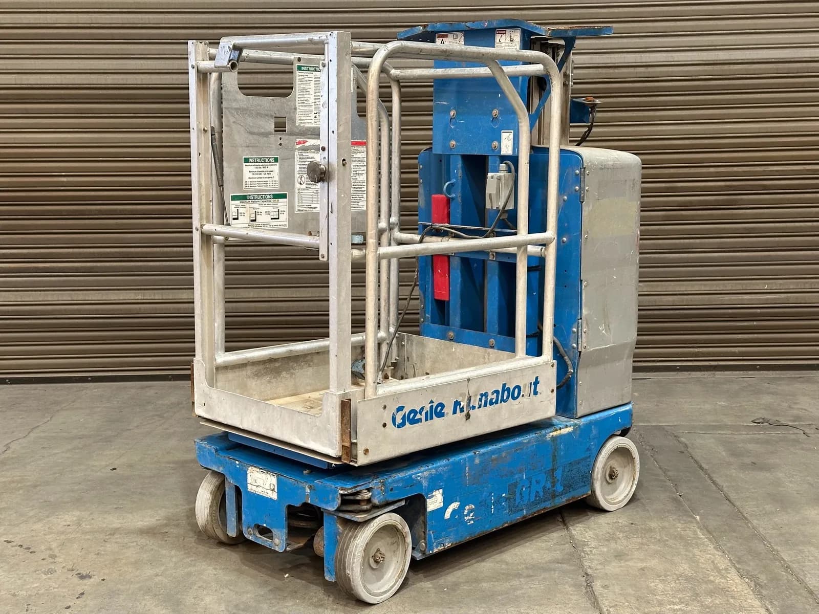 2017-genie-gr-12-electric-vertical-mast-lift-msf6cqcc