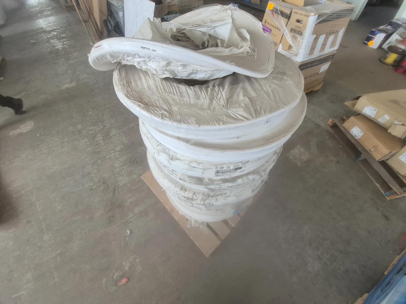 contents-of-pallet-approximately-1500-of-12-aquapex-purple-mst5w54x