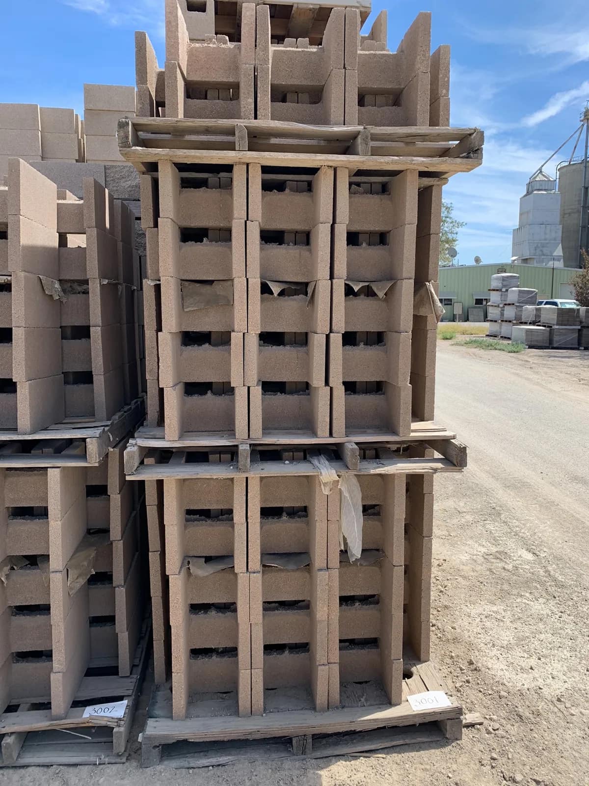 2-pallets-of-12x8x16-doebb-tan-a38c4a