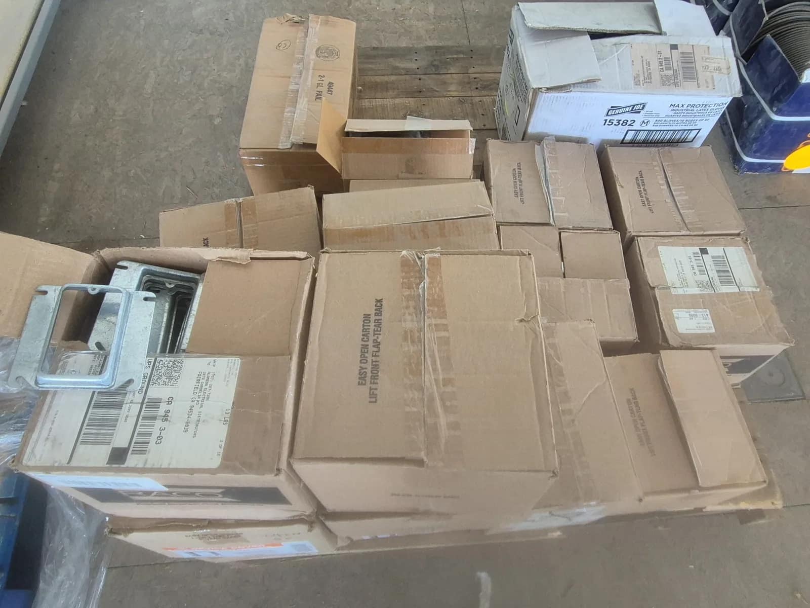 contents-of-pallet-assortment-of-device-cover-f50366