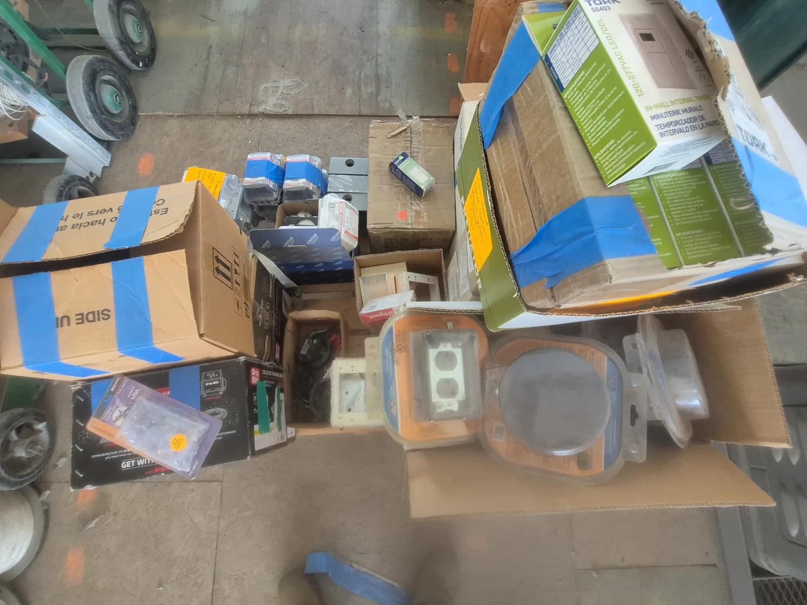 contents-of-pallet-assortment-of-miscellaneous-electrical-items-4ed71b