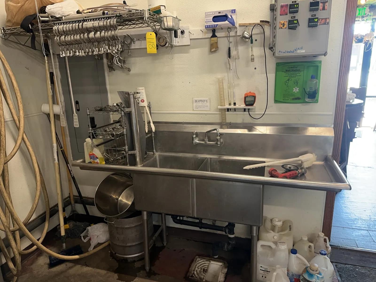 stainless-steel-2-basin-sink-with-wire-shelving-unit-and-contents-12e01b