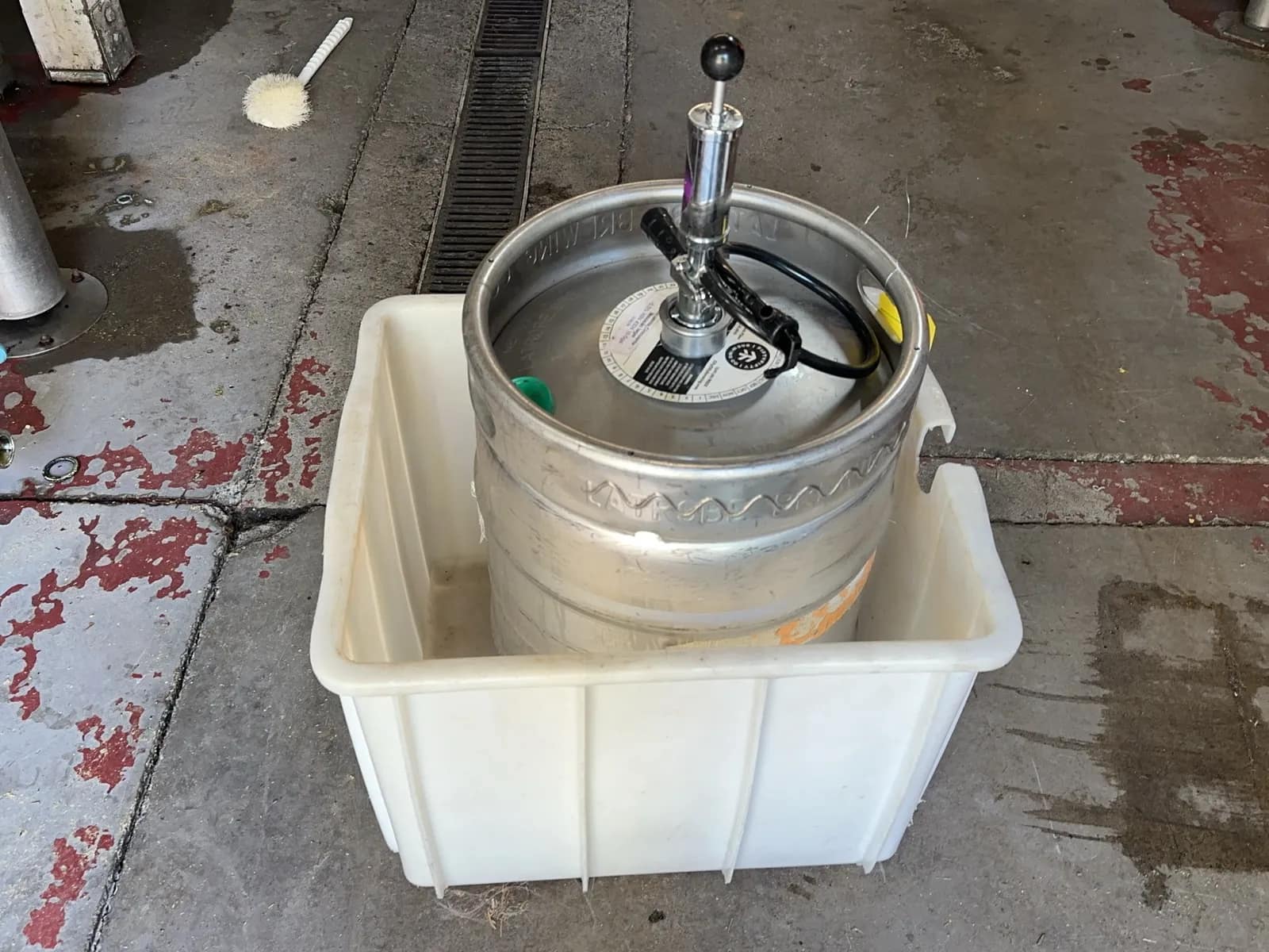 plastic-bin-with-keg-and-keg-tap-f88982