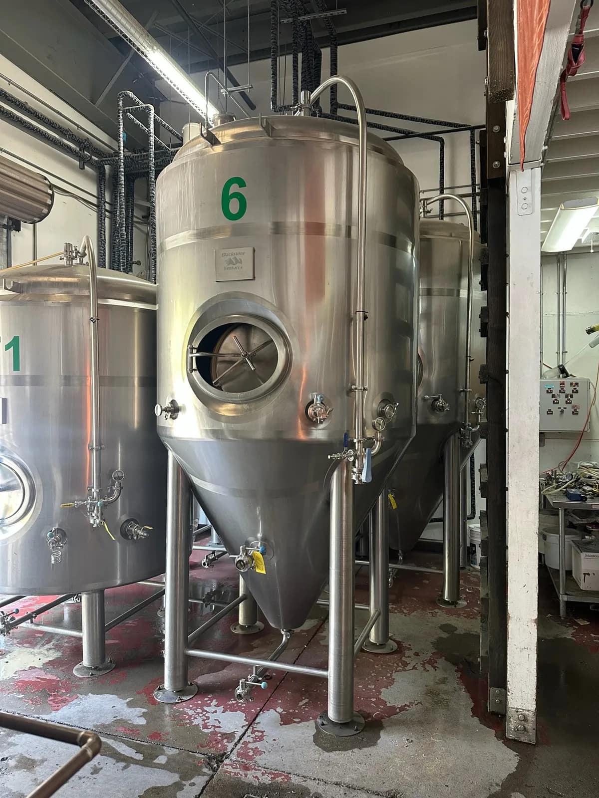blackstone-ventures-stainless-steel-jacketed-fermentation-tank-20bbl-mtnlxdr8